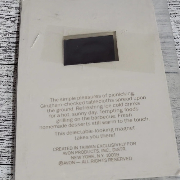 Avon Gift Collection Fun Picnic Magnet Unopened Lemonade Pitcher Gingham Table - Picture 3 of 3